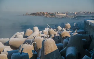 В Севастополе «парит» море и растут ледяные «сталактиты»