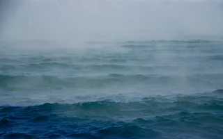 В Севастополе «парит» море и растут ледяные «сталактиты»
