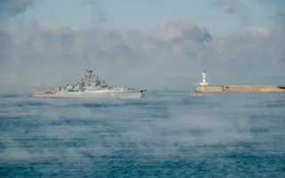 В Севастополе «парит» море и растут ледяные «сталактиты»