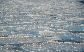 В Севастополе «парит» море и растут ледяные «сталактиты»