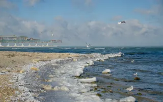 В Севастополе «парит» море и растут ледяные «сталактиты»
