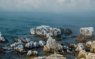 В Севастополе «парит» море и растут ледяные «сталактиты»