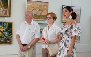 Лето — праздник: в Севастополе открылась летняя выставка картин 