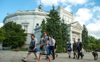 Последний звонок в Севастополе: танцы, гонки, заплывы (фото)