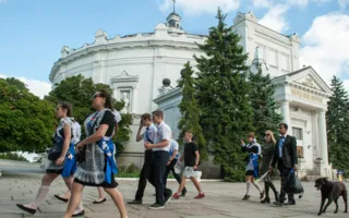Последний звонок в Севастополе: танцы, гонки, заплывы (фото)