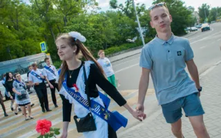 Последний звонок в Севастополе: танцы, гонки, заплывы (фото)