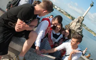 Последний звонок в Севастополе: танцы, гонки, заплывы (фото)
