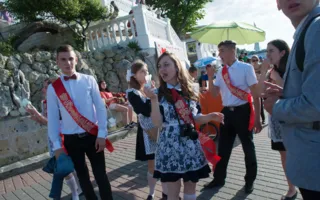 Последний звонок в Севастополе: танцы, гонки, заплывы (фото)