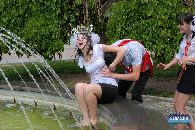 новости Севастополя, купание в фонтанах, школьницы в фонтанах, последний звонок Севастополь, школьницы Севастополь, выпускники Севастополя, фонтаны Севастополя, праздники Севастополь