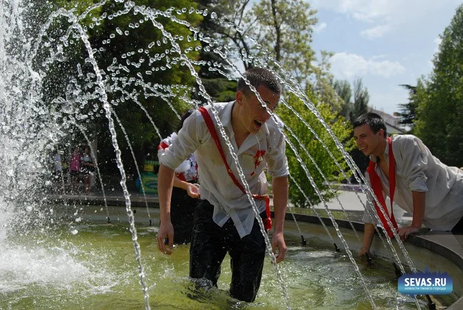 новости Севастополя, купание в фонтанах, школьницы в фонтанах, последний звонок Севастополь, школьницы Севастополь, выпускники Севастополя, фонтаны Севастополя, праздники Севастополь