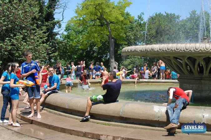 водные войны Севастополь, новости Севастополя, мокрые майки Севастополь, девушки мокрые майки Севастополь, девушки Севастополя, мокрые девушки Севастополь, девочки мокрые майки Севастополь, девочки Севастополь, мокрые девочки Севастополь, купание в фонтанах Севастополь, водная война Севастополь