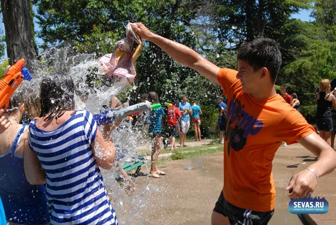 водные войны Севастополь, новости Севастополя, мокрые майки Севастополь, девушки мокрые майки Севастополь, девушки Севастополя, мокрые девушки Севастополь, девочки мокрые майки Севастополь, девочки Севастополь, мокрые девочки Севастополь, купание в фонтанах Севастополь, водная война Севастополь