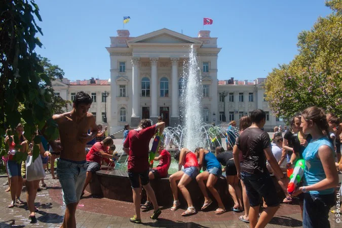 водные войны Севастополь, новости Севастополя, мокрые майки Севастополь, девушки мокрые майки Севастополь, девушки Севастополя, мокрые девушки Севастополь, девочки мокрые майки Севастополь, девочки Севастополь, мокрые девочки Севастополь, купание в фонтанах Севастополь, водная война Севастополь, фонтаны Севастополя