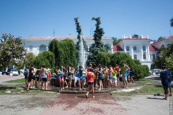 водные войны Севастополь, новости Севастополя, мокрые майки Севастополь, девушки мокрые майки Севастополь, девушки Севастополя, мокрые девушки Севастополь, девочки мокрые майки Севастополь, девочки Севастополь, мокрые девочки Севастополь, купание в фонтанах Севастополь, водная война Севастополь, фонтаны Севастополя