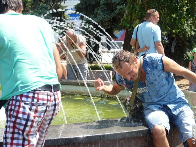 водные войны Севастополь, новости Севастополя, мокрые майки Севастополь, девушки мокрые майки Севастополь, девушки Севастополя, мокрые девушки Севастополь, девочки мокрые майки Севастополь, девочки Севастополь, мокрые девочки Севастополь, купание в фонтанах Севастополь, водная война Севастополь, фонтаны Севастополя