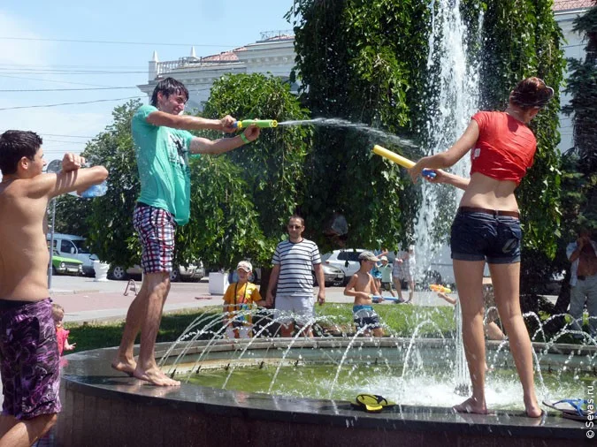 водные войны Севастополь, новости Севастополя, мокрые майки Севастополь, девушки мокрые майки Севастополь, девушки Севастополя, мокрые девушки Севастополь, девочки мокрые майки Севастополь, девочки Севастополь, мокрые девочки Севастополь, купание в фонтанах Севастополь, водная война Севастополь, фонтаны Севастополя