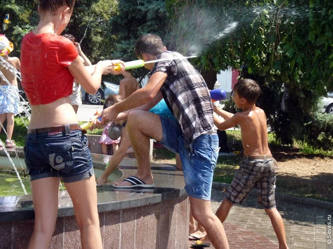 водные войны Севастополь, новости Севастополя, мокрые майки Севастополь, девушки мокрые майки Севастополь, девушки Севастополя, мокрые девушки Севастополь, девочки мокрые майки Севастополь, девочки Севастополь, мокрые девочки Севастополь, купание в фонтанах Севастополь, водная война Севастополь, фонтаны Севастополя