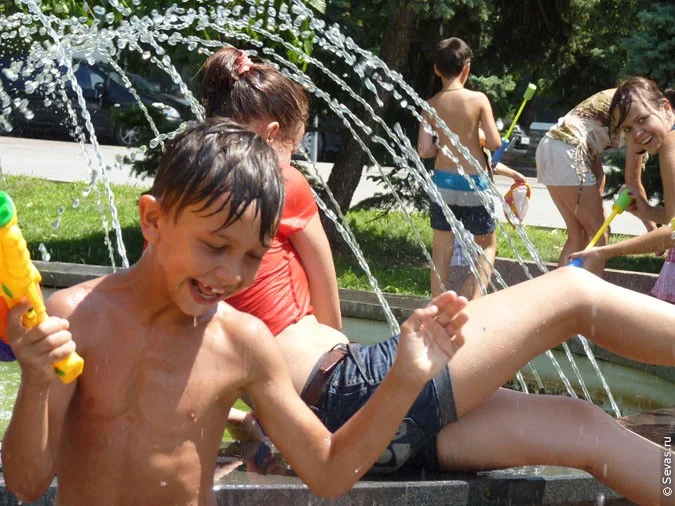 водные войны Севастополь, новости Севастополя, мокрые майки Севастополь, девушки мокрые майки Севастополь, девушки Севастополя, мокрые девушки Севастополь, девочки мокрые майки Севастополь, девочки Севастополь, мокрые девочки Севастополь, купание в фонтанах Севастополь, водная война Севастополь, фонтаны Севастополя