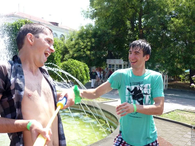водные войны Севастополь, новости Севастополя, мокрые майки Севастополь, девушки мокрые майки Севастополь, девушки Севастополя, мокрые девушки Севастополь, девочки мокрые майки Севастополь, девочки Севастополь, мокрые девочки Севастополь, купание в фонтанах Севастополь, водная война Севастополь, фонтаны Севастополя