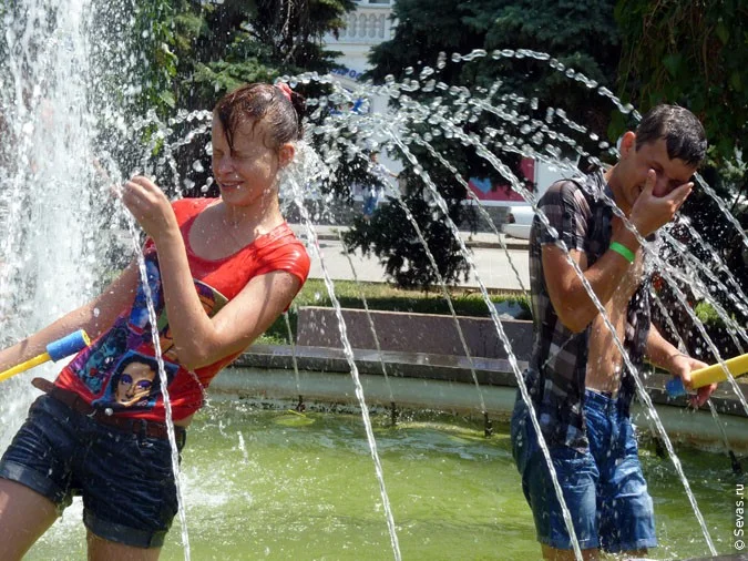 водные войны Севастополь, новости Севастополя, мокрые майки Севастополь, девушки мокрые майки Севастополь, девушки Севастополя, мокрые девушки Севастополь, девочки мокрые майки Севастополь, девочки Севастополь, мокрые девочки Севастополь, купание в фонтанах Севастополь, водная война Севастополь, фонтаны Севастополя