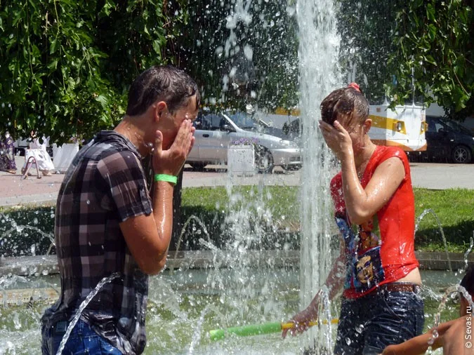 водные войны Севастополь, новости Севастополя, мокрые майки Севастополь, девушки мокрые майки Севастополь, девушки Севастополя, мокрые девушки Севастополь, девочки мокрые майки Севастополь, девочки Севастополь, мокрые девочки Севастополь, купание в фонтанах Севастополь, водная война Севастополь, фонтаны Севастополя