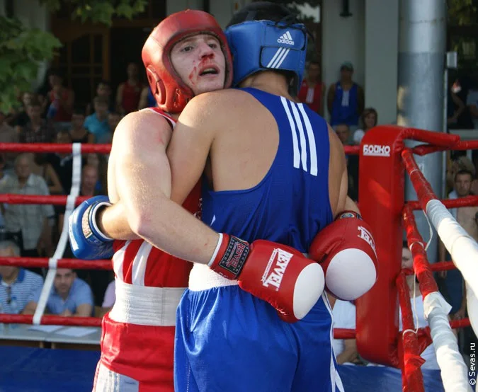 спорт Севастополь, бокс Севастополь, боксеры Севастополя, группа поддержки Севастополь, кровь на ринге Севастополь, кровавый спорт Севастополь