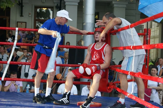спорт Севастополь, бокс Севастополь, боксеры Севастополя, группа поддержки Севастополь, кровь на ринге Севастополь, кровавый спорт Севастополь