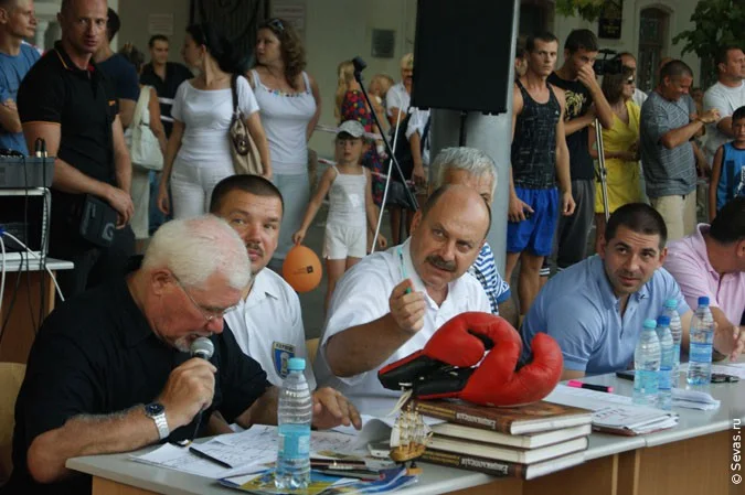 спорт Севастополь, бокс Севастополь, боксеры Севастополя, группа поддержки Севастополь, кровь на ринге Севастополь, кровавый спорт Севастополь