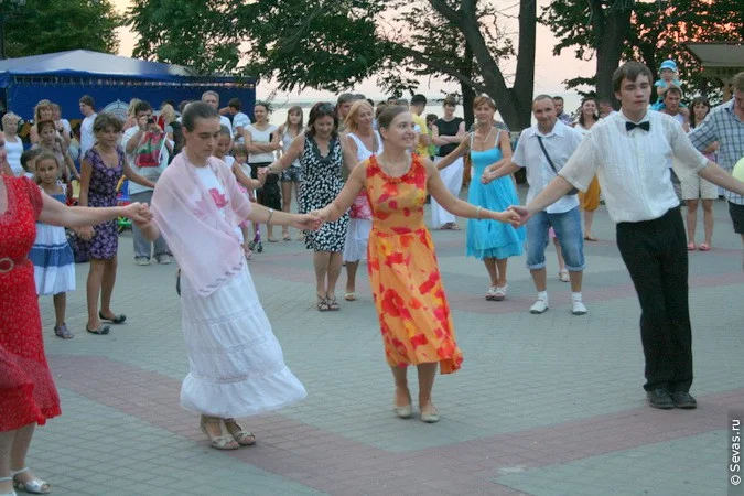 новости Севастополя, вечеринки Севастополь, бал на Приморском бульваре, танцы у моря, праздники Севастополь, Федор Ушаков Севастополь