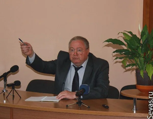 Исполняющий обязанности заместителя председателя Севастопольской городской государственной администрации — руководитель аппарата Виктор Драченко