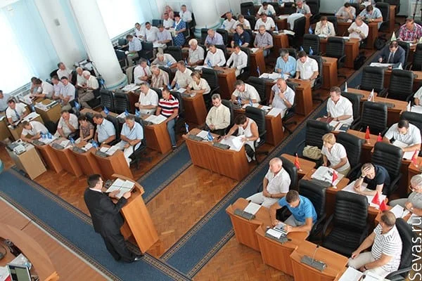 Олег Кизименко докладывает депутатам о подготовке к зиме