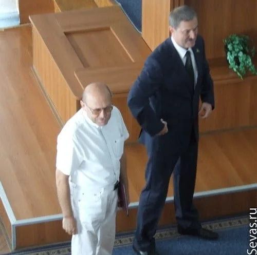 Почетную грамоту Валерию Медведеву вручил Юрий Дойников