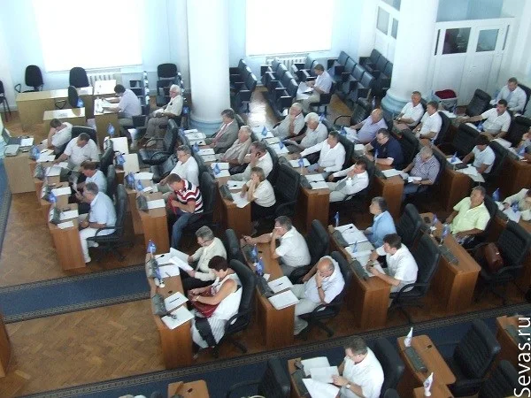 Депутаты Севастопольского городского совета во время обсуждения